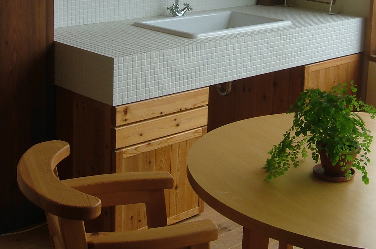 ���R�f�ނ̵��ް���݁E���ް�Ƌ�@�O�d���鎭�s�yCalmfurniture �ߓ��Ƌ�z�߲ݍނ̉����L�b�`��